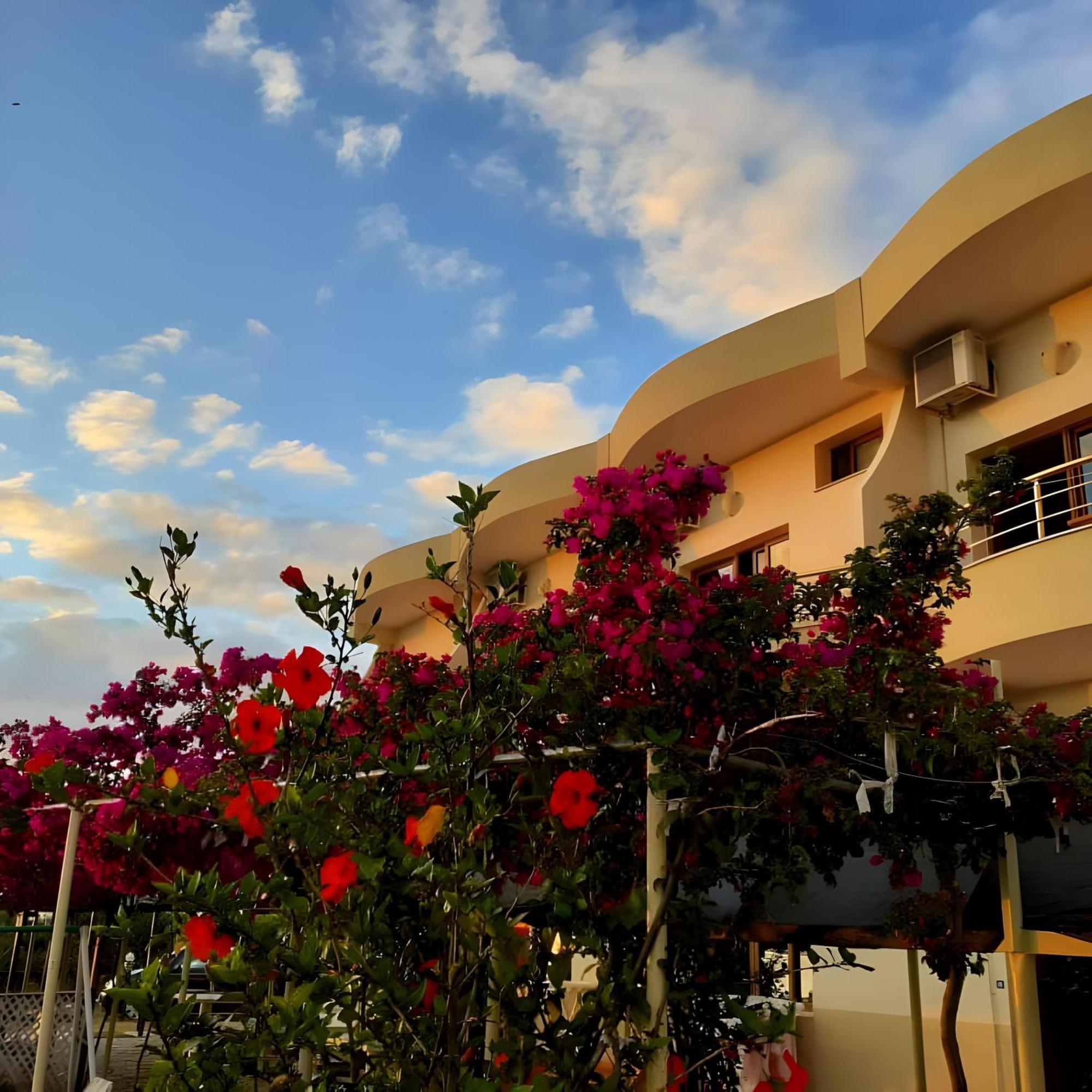 Hotel Sirena Radhime Bagian luar foto