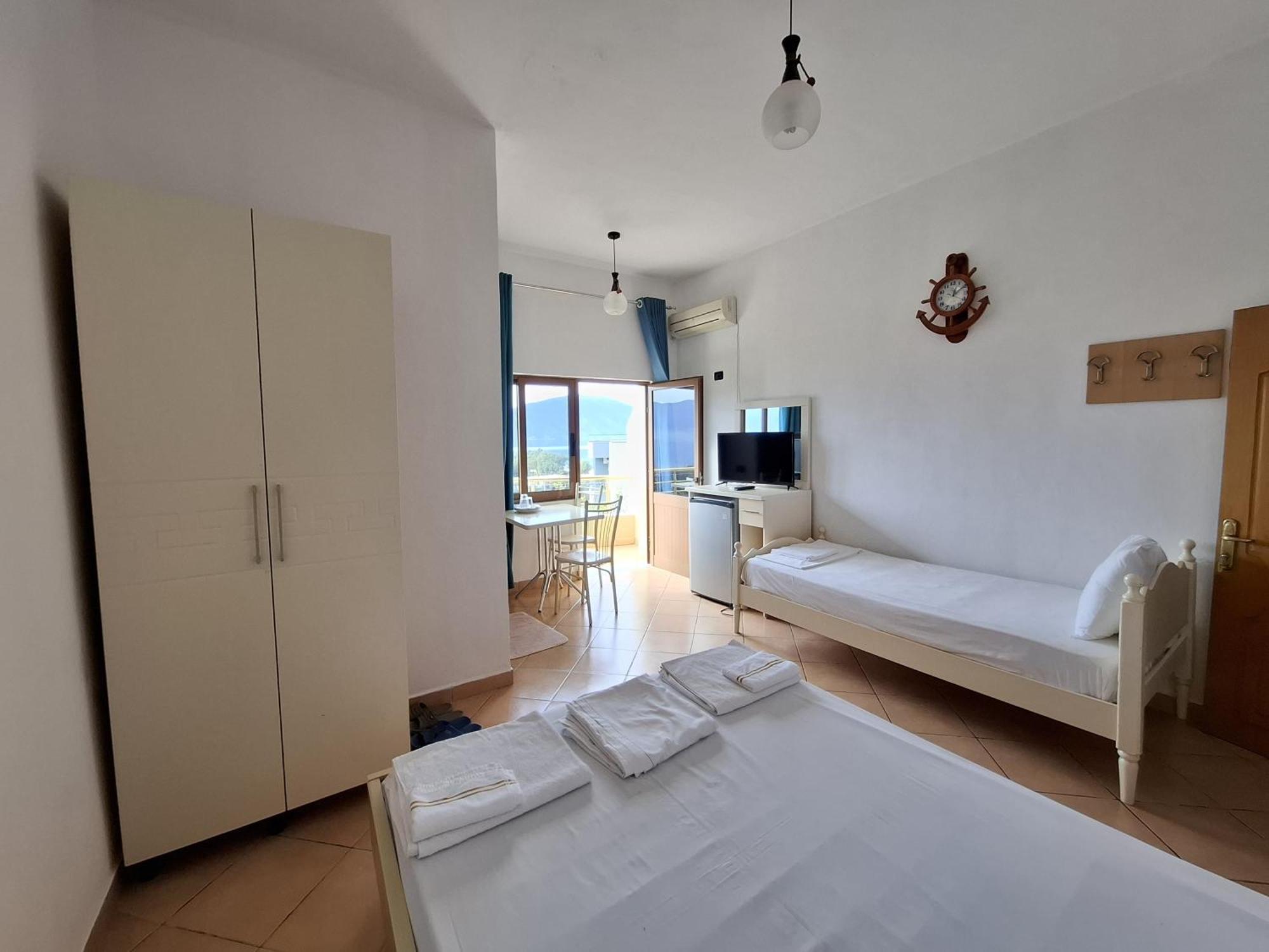 Hotel Sirena Radhime Bagian luar foto