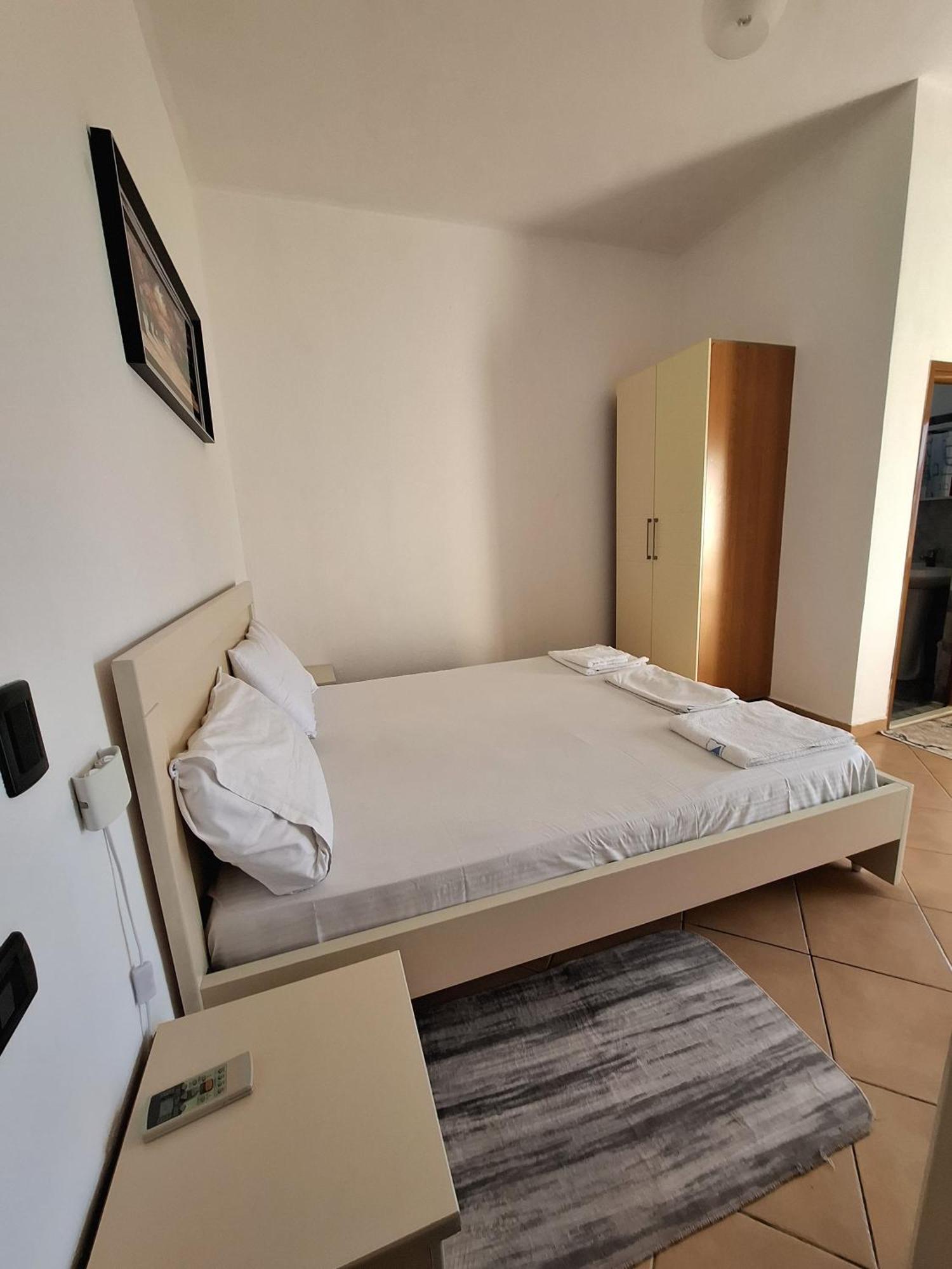 Hotel Sirena Radhime Bagian luar foto